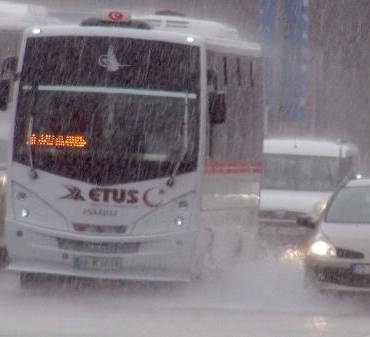 Edirnede rüzgar ve yağmur etkili oldu ağaçlar devrildi