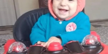 Ehliyetsiz sürücünün hafif ticari araçla çarptığı 3 yaşındaki Berçem, öldü 23 Ehliyetsiz sürücünün hafif ticari araçla çarptığı 3 yaşındaki Berçem öldü