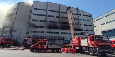 Ek fotoğraflar Arnavutköyde fabrikada çıkan yangın 13 saat sonra kontrol altına alındı