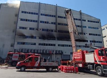 Ek fotoğraflar Arnavutköyde fabrikada çıkan yangın 13 saat sonra kontrol altına alındı