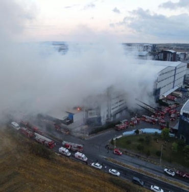 ek fotoğraflar Arnavutköyde fabrikadaki yangın sürüyor