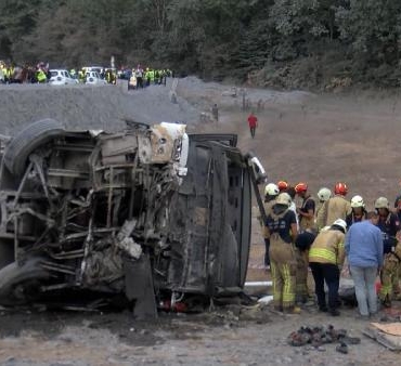 Ek fotoğraflar-Eyüpsultanda otobüs devrildi çok sayıda yaralı var