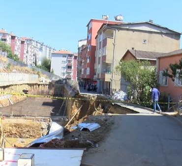 ek fotoğraflar Sarıyerde yol çöktü