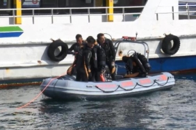 (Ek fotoğraflarla) Eminönü'nde denize düşen otobüsü çıkarma çalışmaları başladı 7 Ek fotoğraflarla Eminönünde denize düşen otobüsü çıkarma çalışmaları başladı