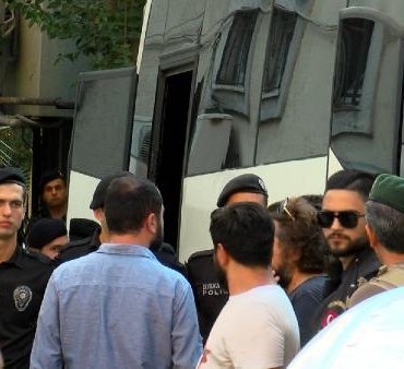 Ek fotoğraflarla-Esenyurtta 2 kişinin öldüğü saldırıyla ilgili adliye sevk edilenlerden 3ü tutuklandı