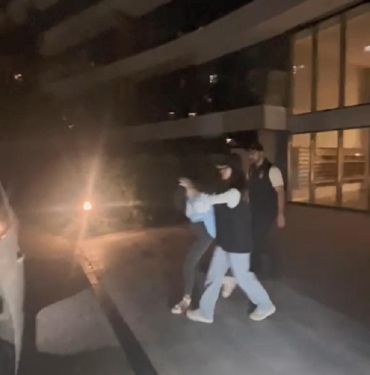 ek fotoğraflarlar Bağcılarda balkondan ateş eden kadın yakalandı