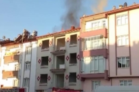 Elazığda boşaltılan hasarlı binanın çatısında yangın