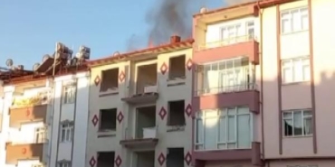 Elazığda boşaltılan hasarlı binanın çatısında yangın