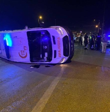 Elazığ'da kamyonet ile ambulans çarpıştı: 5 yaralı