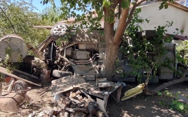 Elazığda otomobil yol kenarındaki bahçeye uçtu 7 yaralı