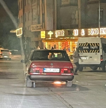 Elazığda seyir halindeki otomobil yandı