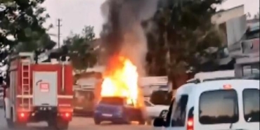 Elazığ’da seyir halindeki otomobil yandı