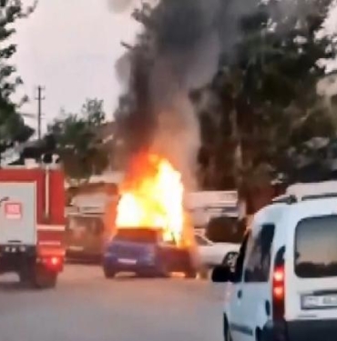 Elazığ’da seyir halindeki otomobil yandı