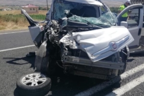 Elazığ'da traktör ile hafif ticari araç çarpıştı: 5 yaralı 27 Elazığda traktör ile hafif ticari araç çarpıştı 5 yaralı