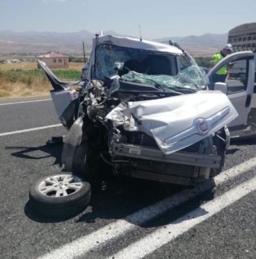 Elazığda traktör ile hafif ticari araç çarpıştı 5 yaralı