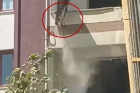 Elazığ’daki yıkımda bayrak hassasiyeti; o anlar kamerada 30 Elazığdaki yıkımda bayrak hassasiyeti o anlar kamerada