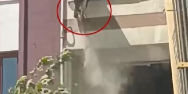 Elazığ’daki yıkımda bayrak hassasiyeti; o anlar kamerada 32 Elazığdaki yıkımda bayrak hassasiyeti o anlar kamerada