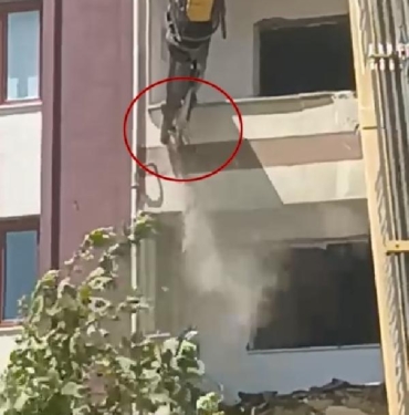 Elazığ’daki yıkımda bayrak hassasiyeti; o anlar kamerada 2 Elazığdaki yıkımda bayrak hassasiyeti o anlar kamerada