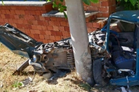 Elektrik direğine çarpan otomobilin sürücüsü öldü