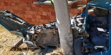 Elektrik direğine çarpan otomobilin sürücüsü öldü