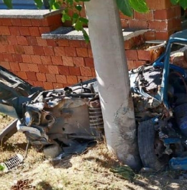 Elektrik direğine çarpan otomobilin sürücüsü öldü