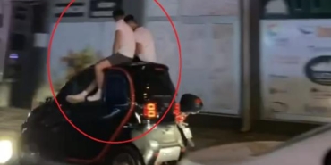 Elektrikli otomobilin tavanında tehlikeli yolculuk kamerada