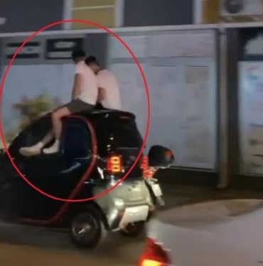 Elektrikli otomobilin tavanında tehlikeli yolculuk kamerada 9 Elektrikli otomobilin tavanında tehlikeli yolculuk kamerada