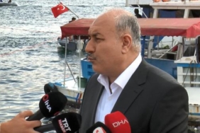 Eminönü'nde denize düşen otobüsü çıkarma çalışmaları başladı 14 Eminönünde denize düşen otobüsü çıkarma çalışmaları başladı