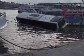 Eminönü'nde İETT otobüsü denize düştü- 4 37 Eminönünde İETT otobüsü denize düştü- 4