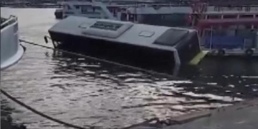 Eminönü'nde İETT otobüsü denize düştü- 4 39 Eminönünde İETT otobüsü denize düştü- 4