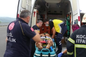 Emniyet şeridinde duran 2 araca kamyonet çarptı 6 yaralı