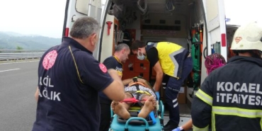 Emniyet şeridinde duran 2 araca kamyonet çarptı: 6 yaralı 1 Emniyet şeridinde duran 2 araca kamyonet çarptı 6 yaralı