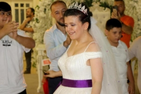 Epilepsi hastası kızına damatsız düğün yapıp, hayalini gerçekleştirdi 26 Epilepsi hastası kızına damatsız düğün yapıp hayalini gerçekleştirdi