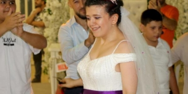 Epilepsi hastası kızına damatsız düğün yapıp, hayalini gerçekleştirdi 28 Epilepsi hastası kızına damatsız düğün yapıp hayalini gerçekleştirdi