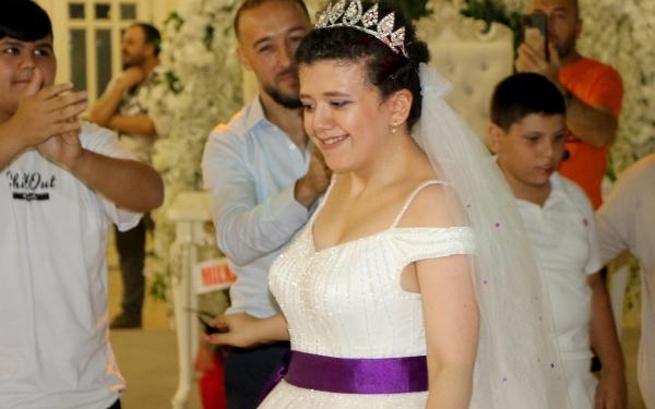 Epilepsi hastası kızına damatsız düğün yapıp hayalini gerçekleştirdi