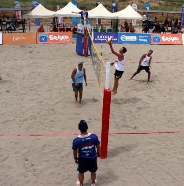 Erciyeste 2 bin 200 rakımda plaj voleybolu