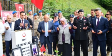 Eren Bülbül, şahadetinin 6’ncı yıl dönümünde kabri başında anıldı 16 Eren Bülbül şahadetinin 6ncı yıl dönümünde kabri başında anıldı