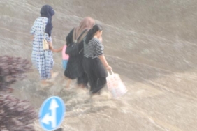 Erzurumda sağanak yollar göle döndü