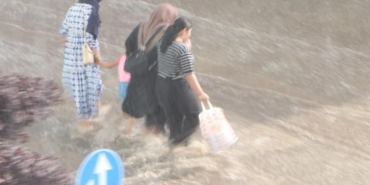 Erzurumda sağanak yollar göle döndü