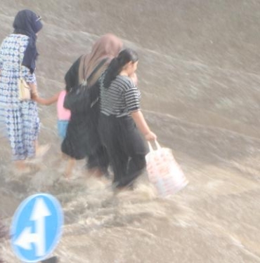 Erzurum'da sağanak; yollar göle döndü 3 Erzurumda sağanak yollar göle döndü
