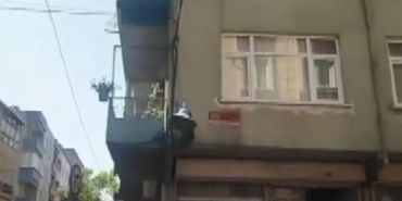 Esenler'de balkona çıktı 'beni kurtarın' diye bağırdı, kocası gözaltına alındı 14 Esenlerde balkona çıktı beni kurtarın diye bağırdı kocası gözaltına alındı