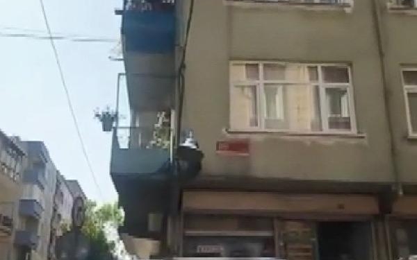 Esenlerde balkona çıktı beni kurtarın diye bağırdı kocası gözaltına alındı