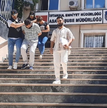 Esenlerde iş yerinin duvarını delerek soydular