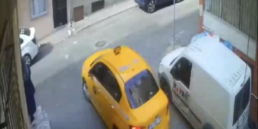 Esenler'de taksiyi durdurup yere düşen telefonu çaldı 27 Esenlerde taksiyi durdurup yere düşen telefonu çaldı
