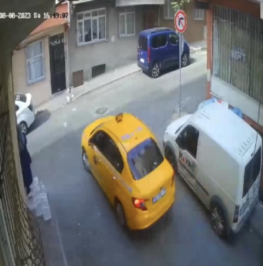 Esenlerde taksiyi durdurup yere düşen telefonu çaldı