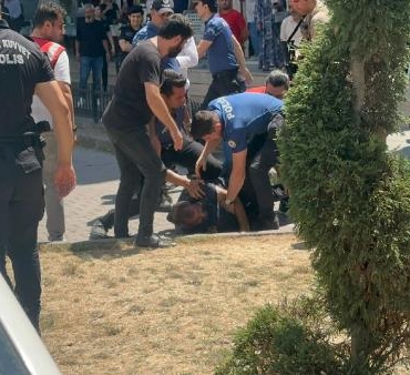 Esenyurt saldırgalarının sevk edildiği Büyükçekmece Adliyesi önünde hareketlilik -1 3 Esenyurt saldırgalarının sevk edildiği Büyükçekmece Adliyesi önünde hareketlilik -1