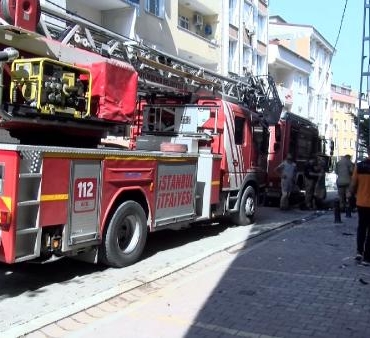 Esenyurt'ta 4. katta başlayan yangın üst kata sıçradı 3 Esenyurtta 4 katta başlayan yangın üst kata sıçradı