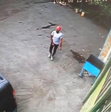 Esenyurtta aracından hırsızlık yapmaya çalışan şüpheliyi sopayla kovaladı