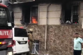 Esenyurtta bir adam eşi ve çocuklarının içinde bulunduğu daireyi yaktı