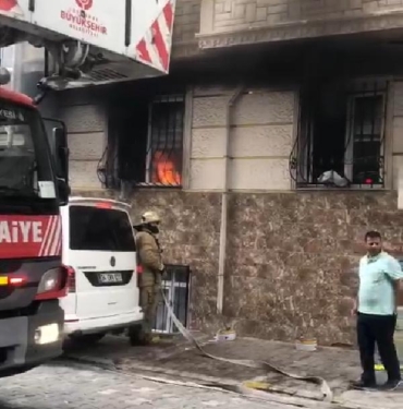 Esenyurtta bir adam eşi ve çocuklarının içinde bulunduğu daireyi yaktı